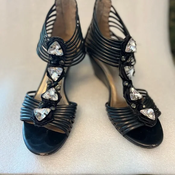 T-strap short heeled sandals - Picture 3 of 8